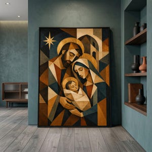 Könnte beinhalten: Ein gerahmter geometrischer Wandkunstdruck, der eine stilisierte Krippenszene zeigt, mit einer zentralen Figur, die einen gewickelten Säugling hält, begleitet von einer weiteren Figur, alles in Braun-, Gold- und Dunkelblautönen mit einem Stern.