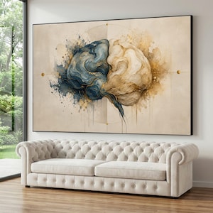 Könnte beinhalten: Ein großes rechteckiges Wandbild mit einer abstrakten Aquarellillustration eines Gehirns. Die linke Seite ist in tiefblauen und goldenen Tönen gehalten, während die rechte Seite cremefarbene und goldene Nuancen auf beigem Grund zeigt.