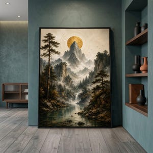 Puede incluir: Una impresión de arte mural enmarcada que representa un paisaje montañoso con un pico central, un sol dorado, una cascada y un río. La escena presenta pinos, acantilados rocosos y valles brumosos en tonos marrones, verdes y dorados en un marco negro.