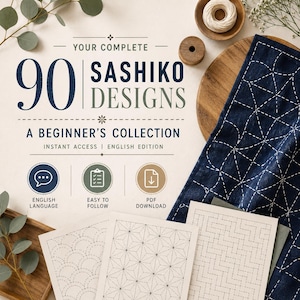 Pode incluir: Uma coleção digital intitulada Your Complete 90 Sashiko Designs A Beginner's Collection, com texto, três ícones circulares para idioma inglês, fácil de seguir e download em PDF, junto com folhas de padrões impressas e um tecido azul.