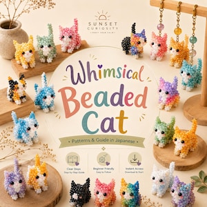 Può includere: Una collezione di figurine di gatti con perline colorate in varie pose. I gatti sono fatti di piccole perline nei toni del giallo, rosa, blu, arancione e nero. L'immagine presenta anche il testo "Whimsical Beaded Cat" e "Patterns & Guide in Japanese."