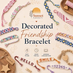 Puede incluir: Una colección de pulseras de la amistad tejidas con varios patrones geométricos, rayas y textos que incluyen HELLO, SMILE y 12345. La imagen incluye el texto Sunset CURIOSITY, Decorated Friendship Bracelet, EASY TO USE, GOOD FOR ALL y JAPANESE LANGUAGE GUIDE.