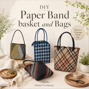 Könnte beinhalten: Eine Sammlung von vier geflochtenen Papierbandtaschen und Körben mit verschiedenen Mustern, darunter diagonale Streifen, blau-weiße Karos und ein mehrfarbiges Schottenmuster. Der Text lautet DIY Paper Band basket and Bags und Sunset Curiosity.