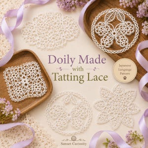 Può includere: Cinque centrini in pizzo a navetta bianco con intricati motivi floreali e a farfalla. Il testo recita Doily Made with Tatting Lace, Japanese Language Pattern e Sunset Curiosity. I pezzi di pizzo sono disposti con vassoi in legno e nastri.
