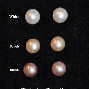 Puede incluir: Seis pendientes de perlas en tres colores diferentes: blanco, melocot&oacute;n y rubor. Los pendientes est&aacute;n dispuestos en dos filas de tres, con las perlas blancas en la parte superior, las perlas de melocot&oacute;n en el medio y las perlas de rubor en la parte inferior. El texto "White", "Peach" y "Blush" est&aacute; escrito debajo de cada fila de perlas. El texto "Christine Chandler" est&aacute; escrito en la parte inferior de la imagen.