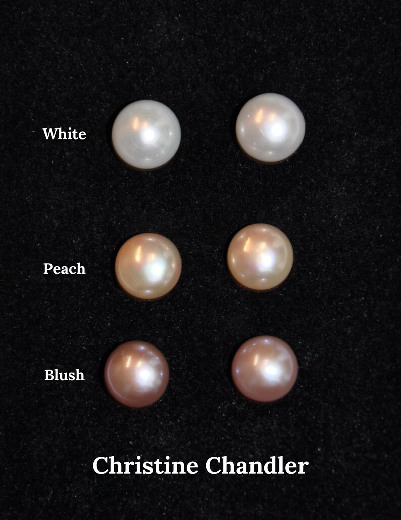 Puede incluir: Seis pendientes de perlas en tres colores diferentes: blanco, melocot&oacute;n y rubor. Los pendientes est&aacute;n dispuestos en dos filas de tres, con las perlas blancas en la parte superior, las perlas de melocot&oacute;n en el medio y las perlas de rubor en la parte inferior. El texto "White", "Peach" y "Blush" est&aacute; escrito debajo de cada fila de perlas. El texto "Christine Chandler" est&aacute; escrito en la parte inferior de la imagen.