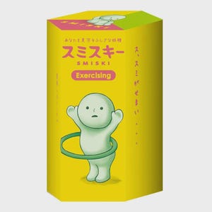 Puede incluir: Caja hexagonal amarilla con texto japonés y un personaje de dibujos animados verde claro con un hula hoop verde. La palabra "Exercising" está en un rectángulo rosa. El personaje tiene los brazos levantados.