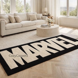 Benutzerdefinierte Marvel Logo Teppich Superheld inspirierter handgemachter getufteter Teppich Bold Schwarz Weiß Geek Geschenk für Fans Schlafzimmer Spielzimmer Matte Sammler Display