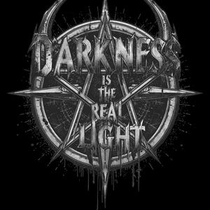 Könnte beinhalten: Schwarz-weiß Grafikdesign mit dem Text "DARKNESS IS THE REAL LIGHT". Das Design beinhaltet ein Pentagramm, eine Windrose und dekorative Elemente im gotischen Stil.