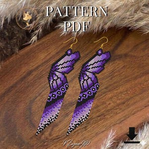 Peut inclure: Une paire de boucles d'oreilles en forme d'ailes de papillon perlées, dans des tons de violet, noir et blanc. Les boucles d'oreilles sont présentées sur une surface en bois. Le texte "PATTERN PDF" est visible.