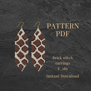 Könnte beinhalten: Ein Paar Ziegelstich-Ohrringe mit einem geometrischen Muster in Braun- und Cremetönen. Die Ohrringe haben goldfarbene Haken und sind vor einem dunklen, strukturierten Hintergrund abgebildet. Der Text "PATTERN PDF" ist zu sehen.