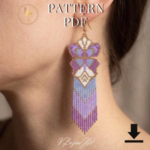 Peut inclure: Une longue boucle d'oreille en perles avec un motif géométrique dans des tons de violet, lavande et blanc. La boucle d'oreille possède un crochet doré et une base à franges. Le texte PATTERN PDF et une icône de téléchargement sont visibles.
