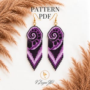 Könnte beinhalten: Ein Paar lange Perlenohrringe mit einem Spiralmuster in den Farben Violett, Lavendel und Schwarz. Die Ohrringe haben goldfarbene Haken und einen fransigen unteren Rand. Der Text PATTERN PDF ist oben im Bild deutlich zu erkennen.