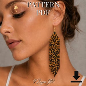 Op de afbeelding: Een lange, puntige kraal-oorbel met een geometrisch patroon in tinten zwart, bruin en goud. De oorbel hangt aan een goudkleurige haak. De tekst "PATTERN PDF" is bovenaan zichtbaar en een downloadpictogram staat rechtsonder.