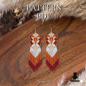 Puede incluir: Un par de pendientes largos de cuentas con un patrón geométrico en blanco, naranja y rojo oscuro. Los pendientes tienen ganchos dorados y un fleco de cuentas colgantes en la parte inferior. El texto PATTERN PDF es visible en la imagen.