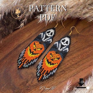 Puede incluir: Un par de pendientes largos de cuentas con un diseño de fantasma y calabaza en naranja, negro, blanco y gris. Los pendientes tienen ganchos de metal dorado y muestran el texto PATTERN PDF y un icono de descarga en la parte inferior.