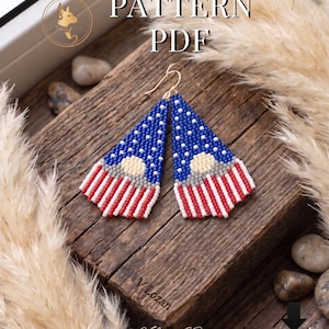 Puede incluir: Pendientes de cuentas con un diseño patriótico, con campos azules con estrellas blancas, rayas rojas y blancas y un círculo beige. El texto "PATTERN PDF" es visible en la superficie de madera.