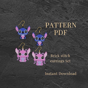 Op de afbeelding: Een set van vier kralen oorbellen in een baksteensteekpatroon, met twee blauwe en twee roze cartoon karakter ontwerpen met goudkleurige oorhaken. De afbeelding bevat de tekst "PATTERN PDF", "Brick stitch earrings Set" en "Instant Download".