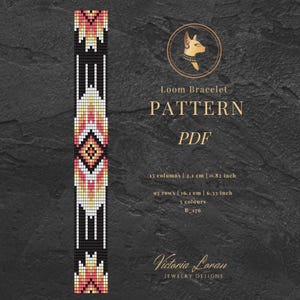 Puede incluir: Un patrón PDF digital para pulsera de telar con diseño geométrico en negro, blanco, rosa y amarillo. El texto dice: Loom Bracelet PATTERN PDF, 15 columnas 2,1 cm, 95 filas 16,1 cm, 5 colores, B_176, Victoria Loran Jewelry Designs.