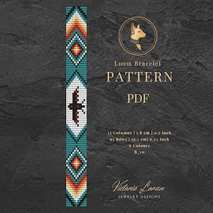 Può includere: Un modello PDF per braccialetto a telaio con un design nativo americano. Il modello presenta un motivo geometrico turchese, bianco, rosso e giallo con un motivo a uccello. Il testo recita "Loom Bracelet PATTERN PDF". Il design è largo 1,8 cm e lungo 16,1 cm.