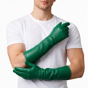 Könnte beinhalten: Lange, smaragdgrüne Handschuhe. Diese Handschuhe reichen weit über den Ellbogen hinaus. Die Handschuhe sind aus einem glatten Material gefertigt und haben einen leichten Glanz. Die Handschuhe haben eine satte, leuchtende grüne Farbe.