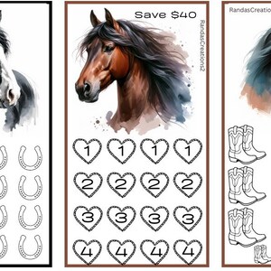 Op de afbeelding: Drie rechthoekige spaartrackers met paardenillustraties. De eerste toont een zwart-wit paard met zestien hoefijzerpictogrammen. De tweede toont een bruin paard met zestien hartjes genummerd 1-4. De derde toont een bruin paard met twaalf cowboylaarzen en de tekst Save $40 en = $4 4 Save $36.
