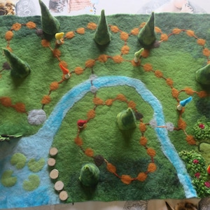 gefilztes Spiel aus Schafwolle (ähnelt leicht Sagaland), mit Spielmatte ca. 68x53cm