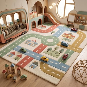 Puede incluir: Una colorida alfombra de juego para niños con diseño de carretera, con carreteras rojas, verdes, azules y amarillas. La alfombra incluye casas en miniatura, árboles y coches de juguete. También hay bloques de madera y una estructura geométrica de madera.