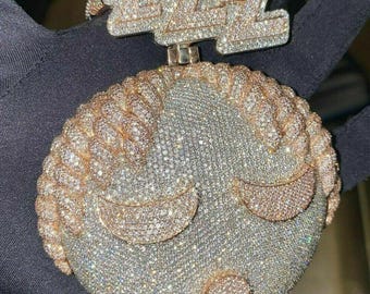 Colgante de moissanita redonda con cara de emoji helada en oro blanco de 14 k.