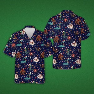 Könnte beinhalten: Ein kurzärmeliges Hemd mit Knopfleiste in Dunkelmarineblau mit einem durchgehenden Weihnachtsmuster. Der Druck zeigt Illustrationen von Kryptiden wie Bigfoot, Außerirdischen und dem Ungeheuer von Loch Ness mit Weihnachtsmützen, durchsetzt mit Schneeflocken.