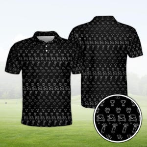 Puede incluir: Polo negro con un estampado blanco con temática de golf. El diseño incluye carritos de golf, banderas, palos de golf y trofeos. La camisa tiene un cuello clásico y cierre de botones.