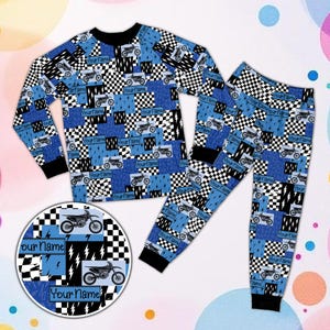 Könnte beinhalten: Blau-schwarzes Pyjama-Set mit Motorrad-Motiv. Das Set beinhaltet ein langärmliges Oberteil und eine Hose, beide mit einem Patchwork-Design mit Motorrädern, Blitz und dem Text "Your Name". Der Pyjama hat schwarze Bündchen und einen Kragen.