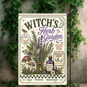 Könnte beinhalten: Eine rechteckige Gartenflagge mit dem Text Witch's Herb Garden, Freshly Gathered, Locally Grown Herbs, Moonlit Grown, Autumn Picked und Witch's Brew. Das Design enthält Illustrationen von Kräutern, Pilzen, einer Zaubertrankflasche und einem Halbmond.