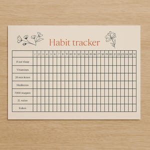 Op de afbeelding: Een beige habit tracker met de titel "Habit tracker" in oranje. De tracker heeft een raster voor het bijhouden van dagelijkse gewoonten, met bloemenillustraties en de volgende gewoonten: 8 uur slaap, vitamines, 20 min lezen, mediteren, 7000 stappen, 2L water en koken.