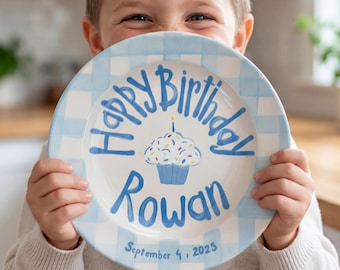 Plato personalizado para el primer cumpleaños de niño / Plato de recuerdo personalizado a cuadros azules / Plato de cumpleaños con forma de cupcake con nombre y fecha / B036