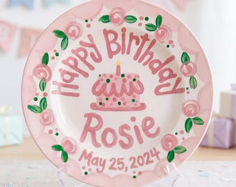 Plato de cumpleaños personalizado, diseño floral de rosas rosadas, recuerdo con nombre personalizado, plato para pastel con borde festoneado / B074