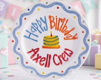 Verjaardagsbord met golvende schulprand, handgeschilderd cake- en confettimotief, gepersonaliseerde naam keramische aandenken, decor eerste verjaardag | B015