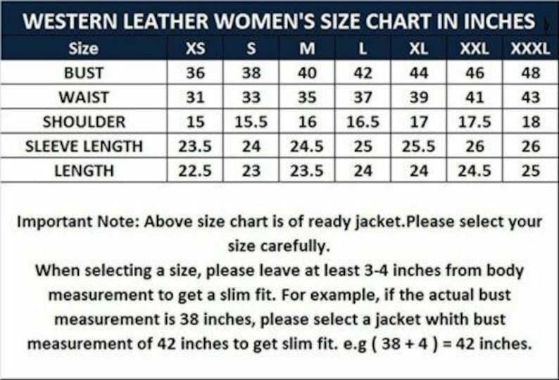 Op de afbeelding: Maattabel voor Western leren jassen, met afmetingen in inches. De tabel toont borst-, taille-, schouder-, mouwlengte- en lengtematen voor maten XS tot XXXL. De tekst adviseert om 7.6-10.2 cm toe te voegen aan lichaamsmaten voor een slanke pasvorm.