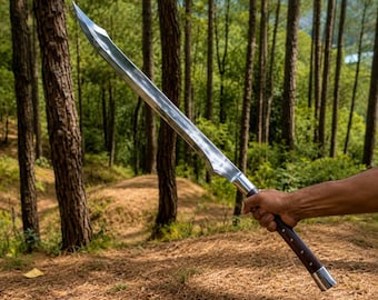 Può includere: Una lunga lama in metallo curva con una punta affilata e una finitura argento lucido. La lama è fissata a un manico in legno marrone scuro fissato con tre rivetti metallici visibili, con un collare metallico alla base della lama.