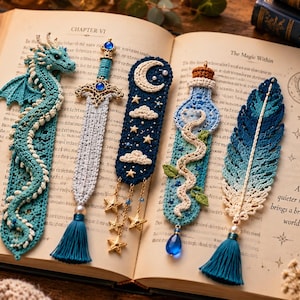 Può includere: Cinque segnalibri all'uncinetto fatti a mano appoggiati su un libro aperto. I disegni includono un drago color ottanio, una spada argentata con gemme blu, un cielo notturno blu scuro con luna e stelle, una boccetta blu e una piuma sfumata.