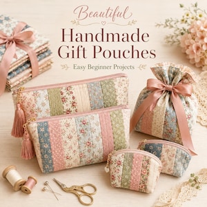 Puede incluir: Una colecci&oacute;n de bolsas de tela acolchada de varios tama&ntilde;os con rayas verticales de patrones florales y tonos pastel s&oacute;lidos. Las bolsas incluyen estilos rectangulares y de cord&oacute;n con detalles de cinta rosa, cremalleras doradas y borlas rosas a juego.