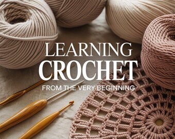 Puede incluir: Imagen que presenta materiales de ganchillo. Varias madejas de hilo en tonos beige y rosa rodean ganchos de ganchillo y un proyecto de ganchillo parcialmente terminado. El texto "LEARNING CROCHET FROM THE VERY BEGINNING" está superpuesto.