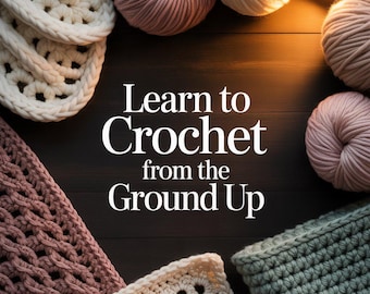 Puede incluir: Vista aérea de proyectos de ganchillo y ovillos de lana en tonos crema, rosa y verde. El texto "Learn to Crochet from the Ground Up" está en blanco. La escena se desarrolla sobre una superficie de madera oscura, iluminada por luz cálida.