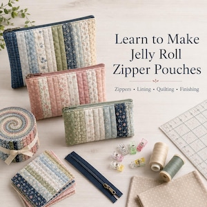 Puede incluir: Tres estuches acolchados con cremallera en patrones florales azules, rosas y verdes, un rollo de tela, una cremallera azul, clips de costura, dos carretes de hilo y una regla. Texto: Learn to Make Jelly Roll Zipper Pouches. Zippers, Lining, Quilting, Finishing.