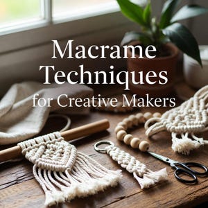 Könnte beinhalten: Eine Auswahl an Makramee-Bastelmaterialien, darunter ein Holzstab mit gewebtem Design, ein Schlüsselanhänger, Holzperlen und eine Schere. Der Text "Macrame Techniques for Creative Makers" ist in Weiß dargestellt.