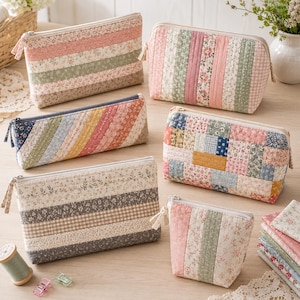 Puede incluir: Una colecci&oacute;n de seis estuches de tela acolchada en varias formas rectangulares y trapezoidales. Los estuches presentan dise&ntilde;os de patchwork con estampados florales, de cuadros vichy y rayas en tonos pastel suaves de rosa, verde, azul y amarillo con cremalleras.