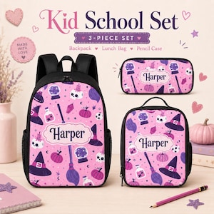 Op de afbeelding: Een 3-delige schoolset voor kinderen bestaande uit een rugzak, lunchtas en etui. Elk item heeft een roze achtergrond met een patroon van schedels, heksenhoeden, pompoenen en bezems. De naam Harper staat op elk item in een donker lettertype.