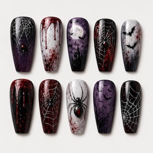 Op de afbeelding: Een set van tien kunstnagels met Halloween-thema, waaronder spinnenwebben, zwarte spinnen, bloedrode druppels, een volle maan, een silhouet van een donker kasteel, vliegende vleermuizen en kale boomtakken in zwart, wit en rood.