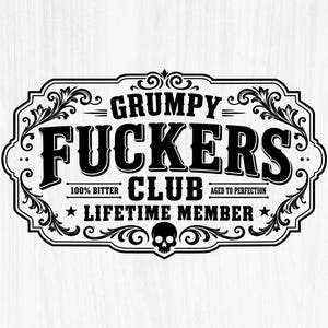 Puede incluir: Un diseño gráfico en blanco y negro con un marco rectangular ornamentado con volutas. El texto dice GRUMPY FUCKERS CLUB, 100% BITTER, AGED TO PERFECTION y LIFETIME MEMBER. Un pequeño icono de calavera está centrado en la parte inferior.