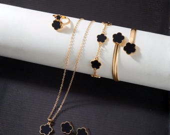 Conjunto de joyas de trébol • Collar, pulsera, anillo y pendientes de flor negra bañados en oro